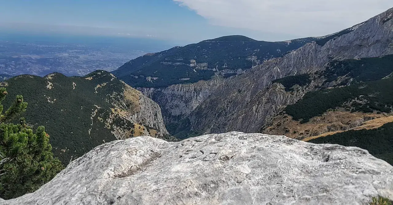 Vetta rocciosa con incisioni, domina un panorama montano selvaggio. Forse la tavola dei briganti, dove pianificavano le loro mosse.