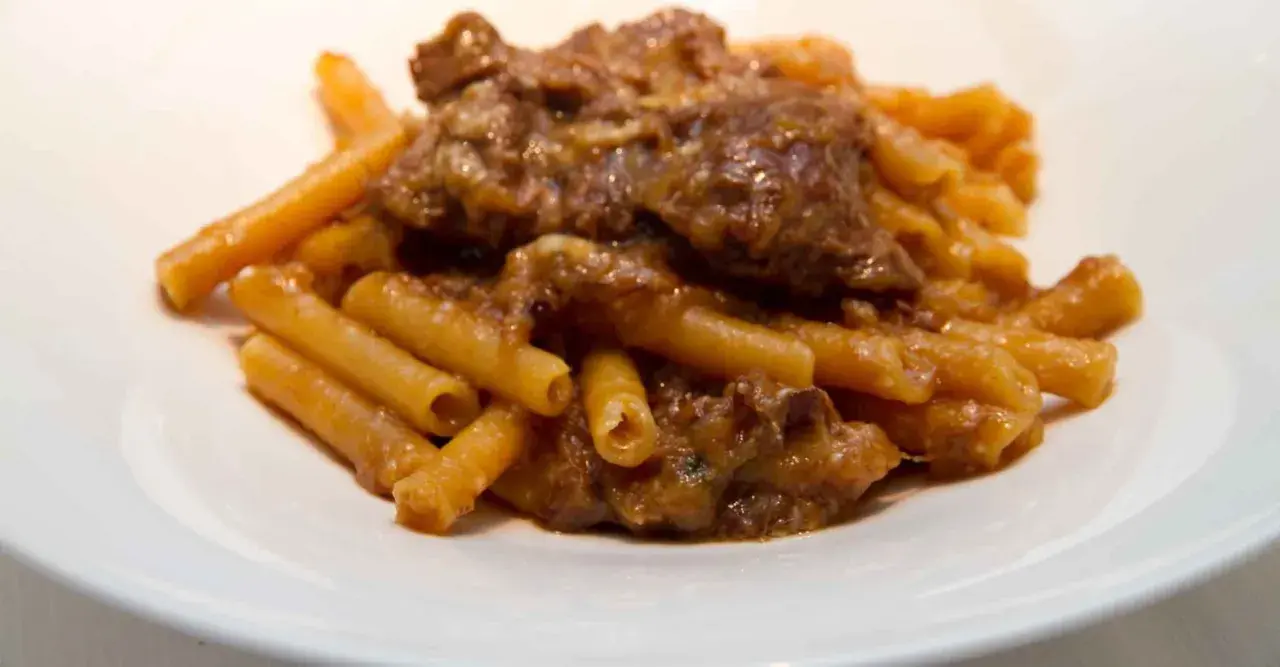 Piatto di pasta con ragù di carne, un sapore che ricorda la ricetta genovese alla napoletana.