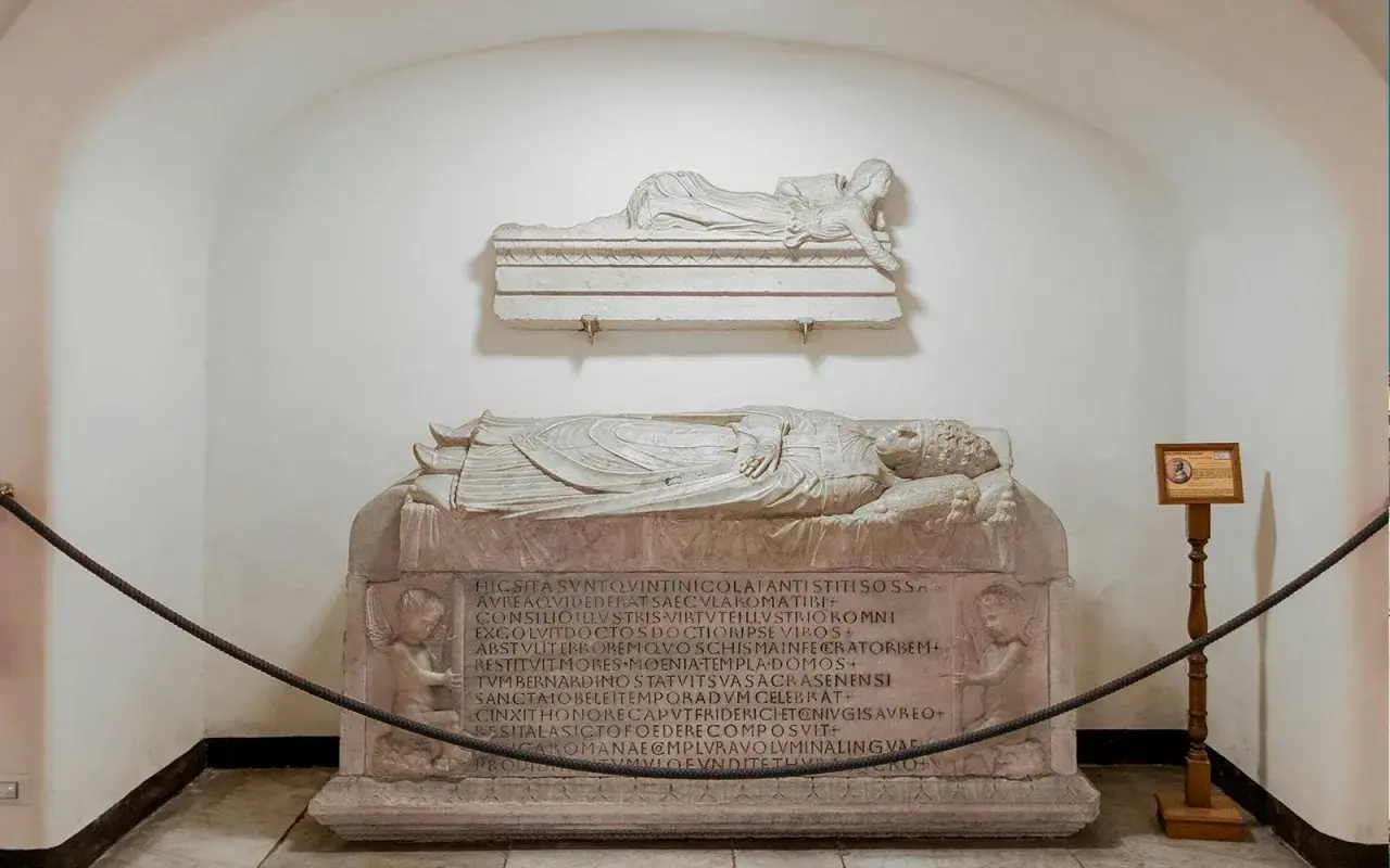 Sarcofagi scolpiti, uno con angeli, che illustrano il necropoli significato. Un'antica tomba con iscrizioni latine.