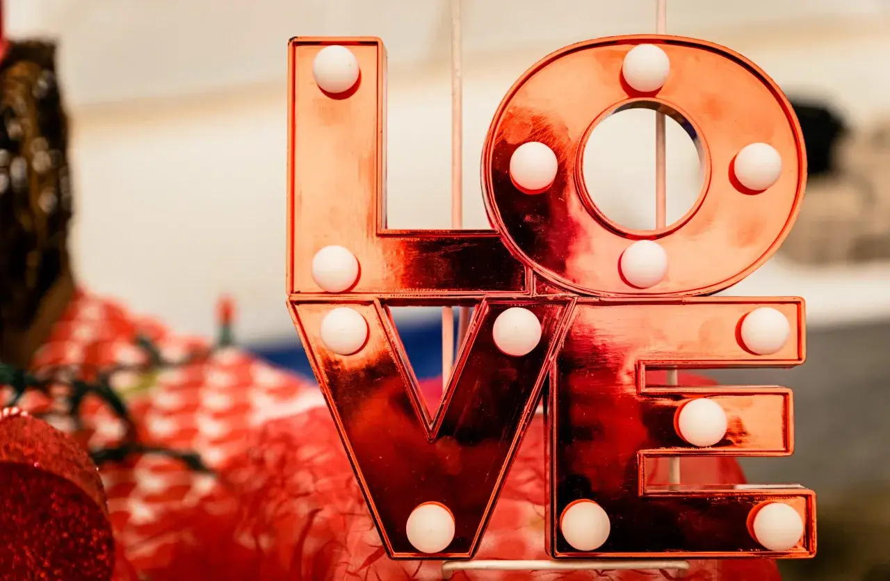 Lettere luminose "LOVE" color rame, perfette per un San Valentino ispirato ai Lupercalia.
