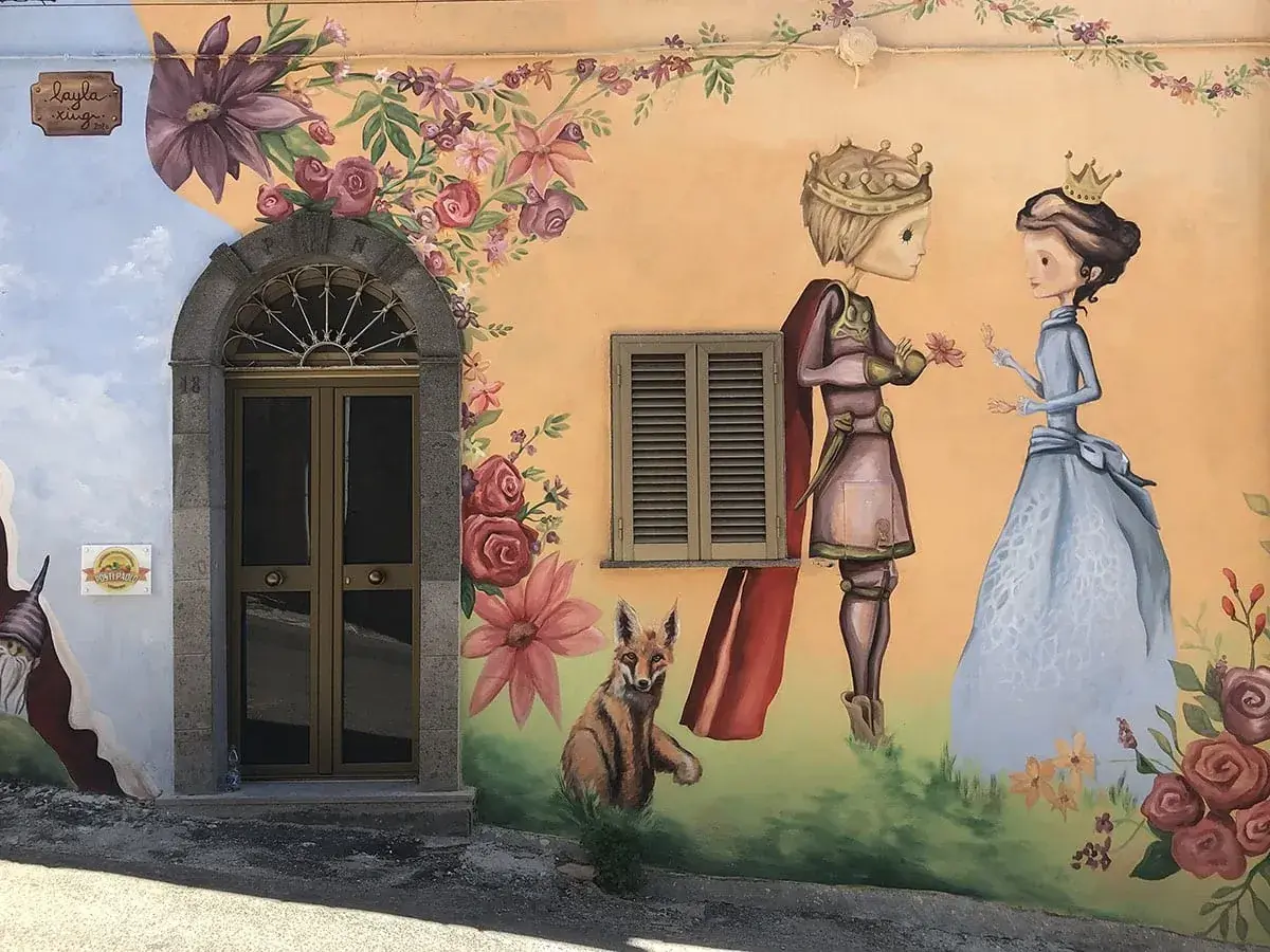 Un principe offre un fiore a una principessa, circondati da fiori e un volpe. Sembra un dipinto del paese delle fate.
