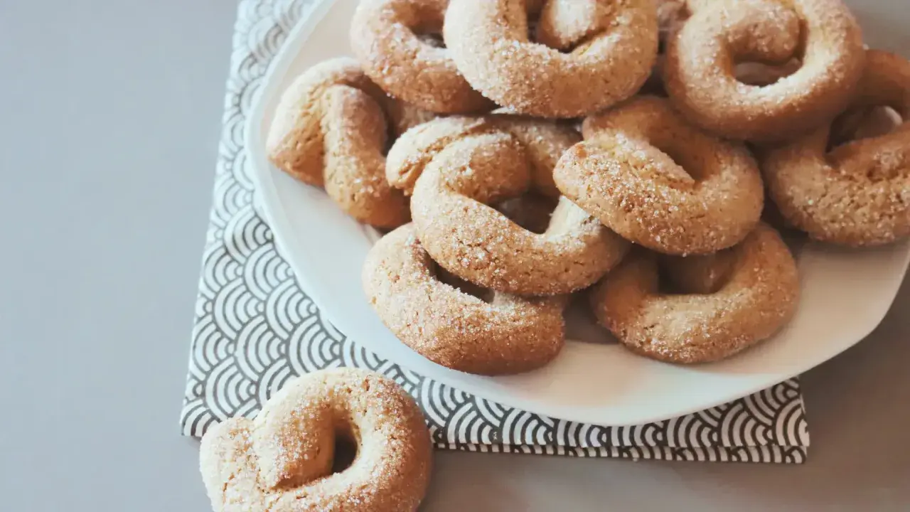 Ciambelle all'anice abruzzesi, dolcetti dorati cosparsi di zucchero, invitano a un assaggio di tradizione.