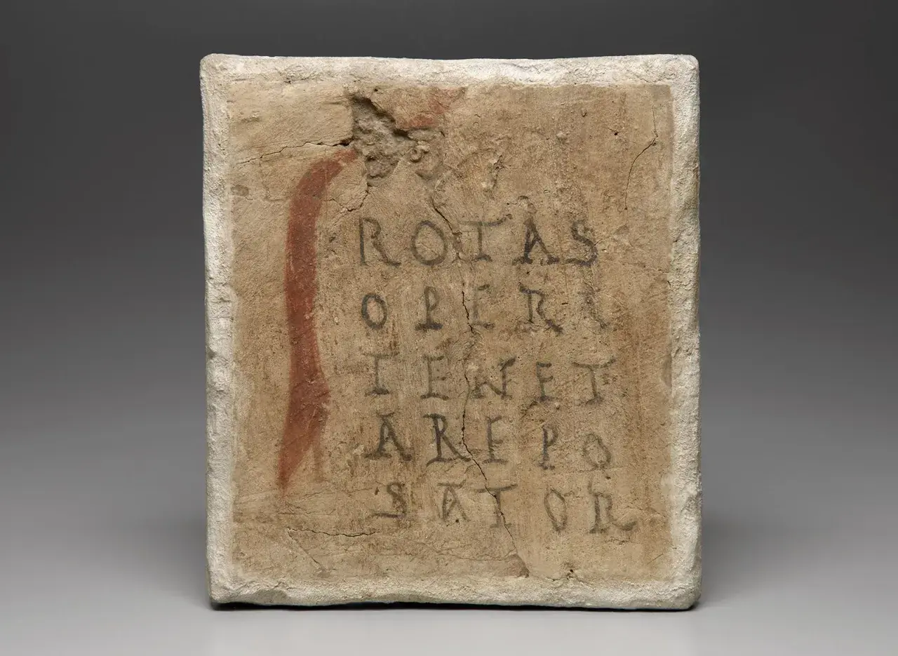 Tavoletta con il quadrato magico del Sator, un antico enigma testuale la cui traduzione è ancora dibattuta.