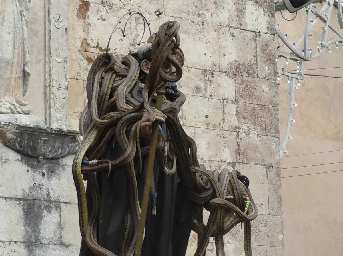 Statua ricoperta di serpenti, evocando la dea Angizia.