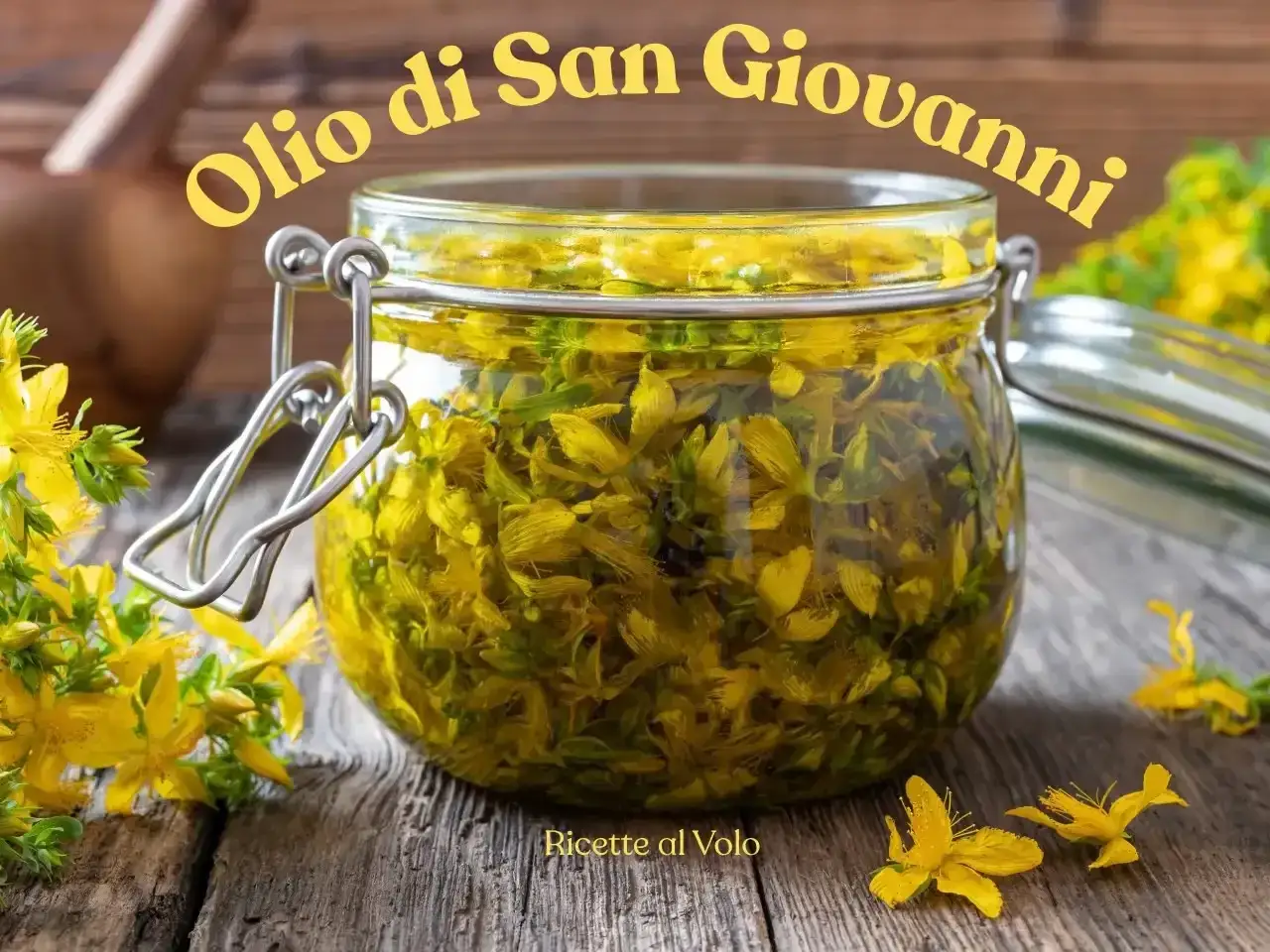 Vaso di vetro pieno di fiori di iperico per la ricetta dell'olio di San Giovanni, circondato da fiori gialli su un tavolo di legno.
