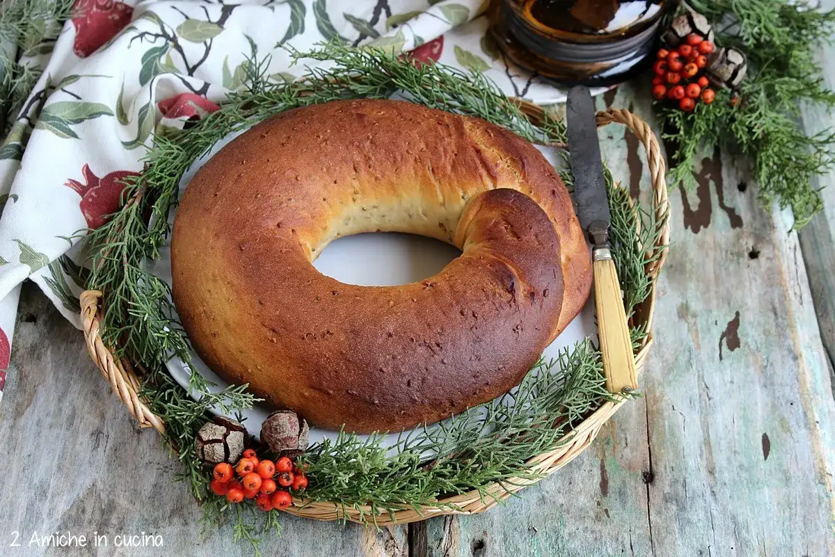Ciambelle all'anice abruzzesi dorate, profumate e pronte per essere gustate. Un classico della tradizione.