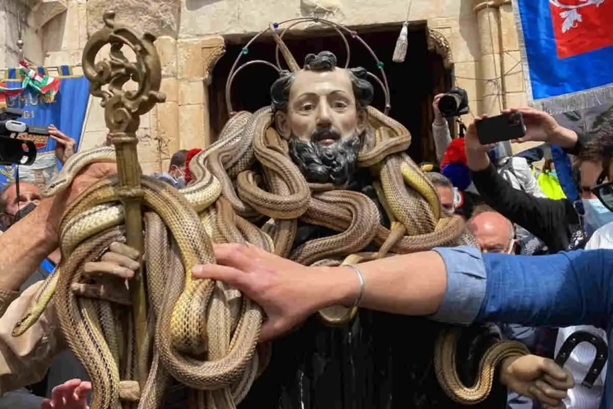 Statua di San Domenico avvolta da serpenti, un'antica tradizione che incarna l'anima abruzzese forte e gentile.