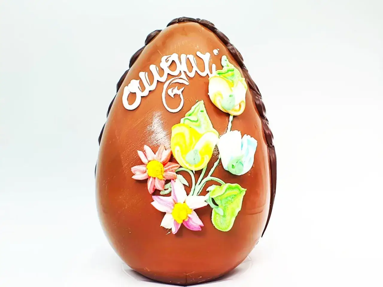 Uovo di Pasqua al cioccolato decorato con fiori e la scritta 