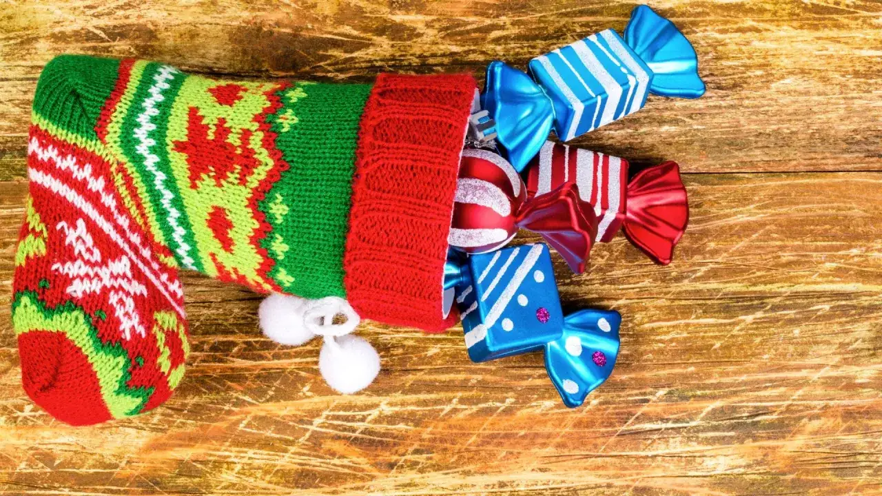 Un calzino natalizio pieno di dolciumi e palline rosse e blu. Viva viva la Befana!