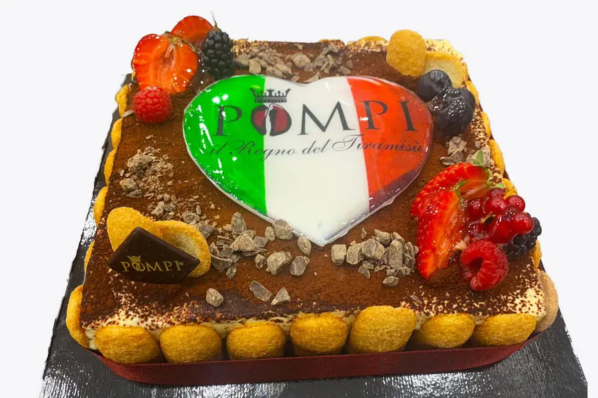 Tiramisù decorato con frutti di bosco e un cuore tricolore, un omaggio a