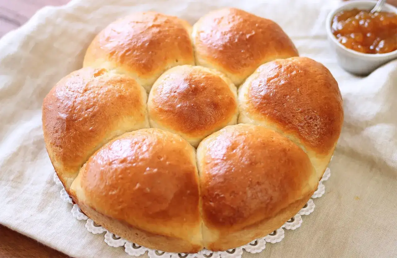 Una brioche rustica morbidissima, dorata e invitante, pronta per essere gustata con marmellata.