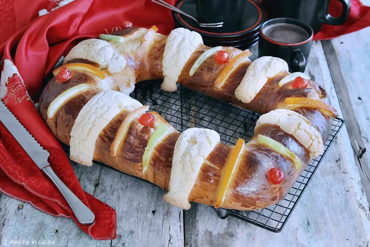 Dolce tipico dell'Epifania, un pane dolce a forma di corona decorato con frutta candita e zuccherini.