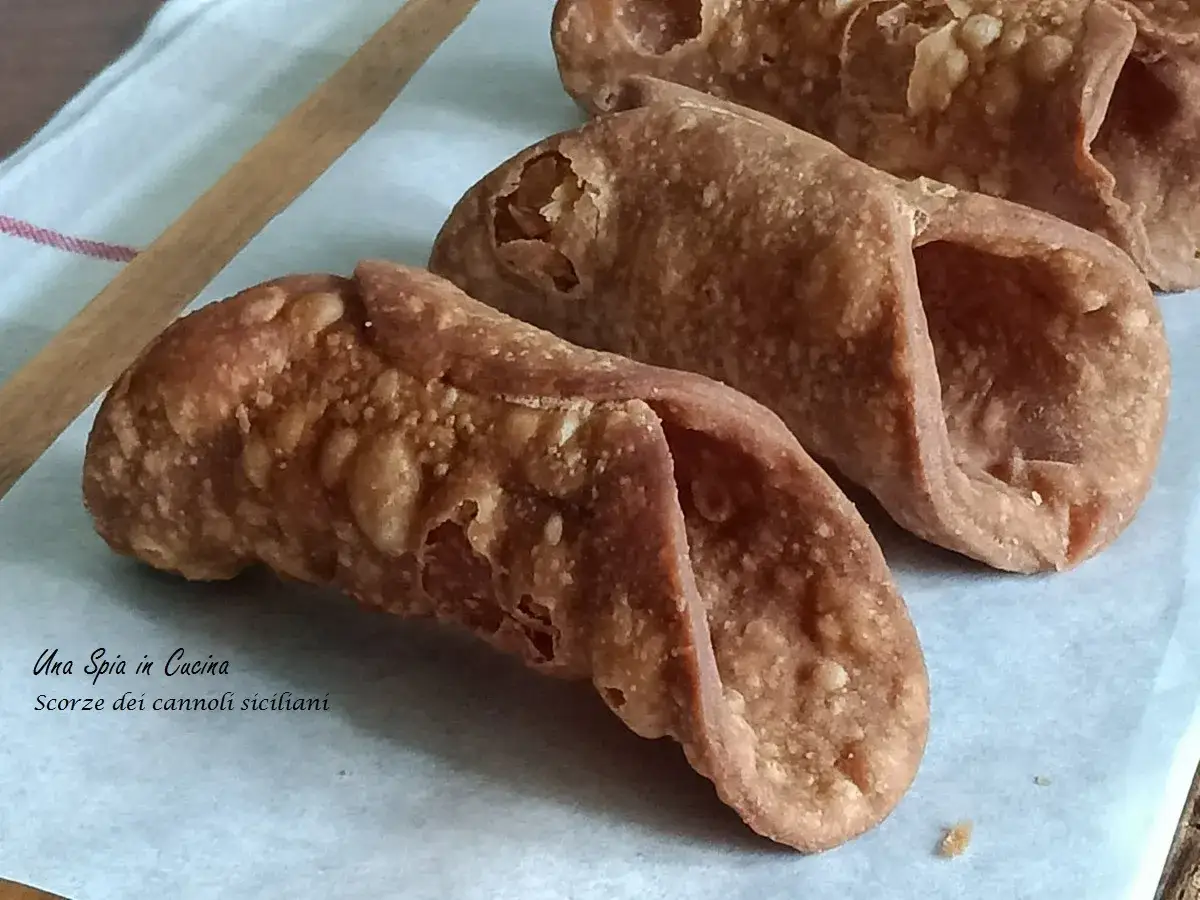 Scorza cannoli siciliani ricetta originale: croccanti e dorate, pronte per essere riempite.