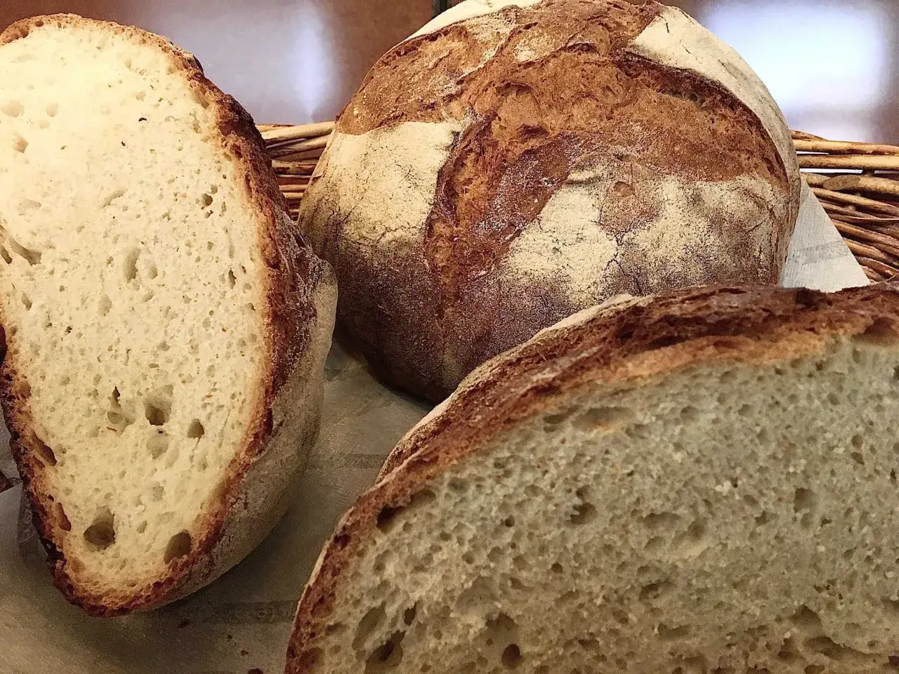 Pane rustico con crosta dorata e mollica alveolata, preparato con grano di solina.