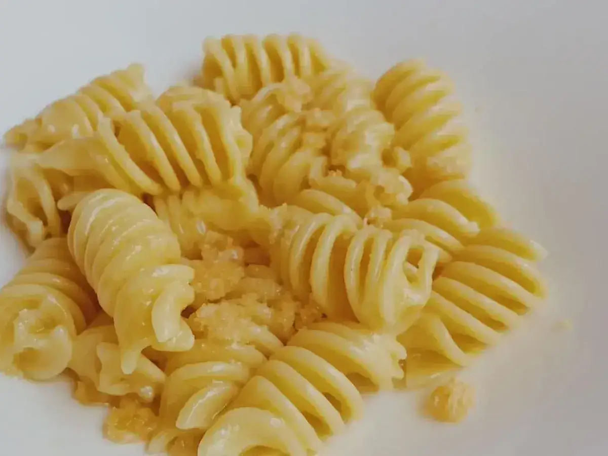 Fusilli conditi con una salsa cremosa, un classico piatto di pasta in bianco milano, invitante e semplice.