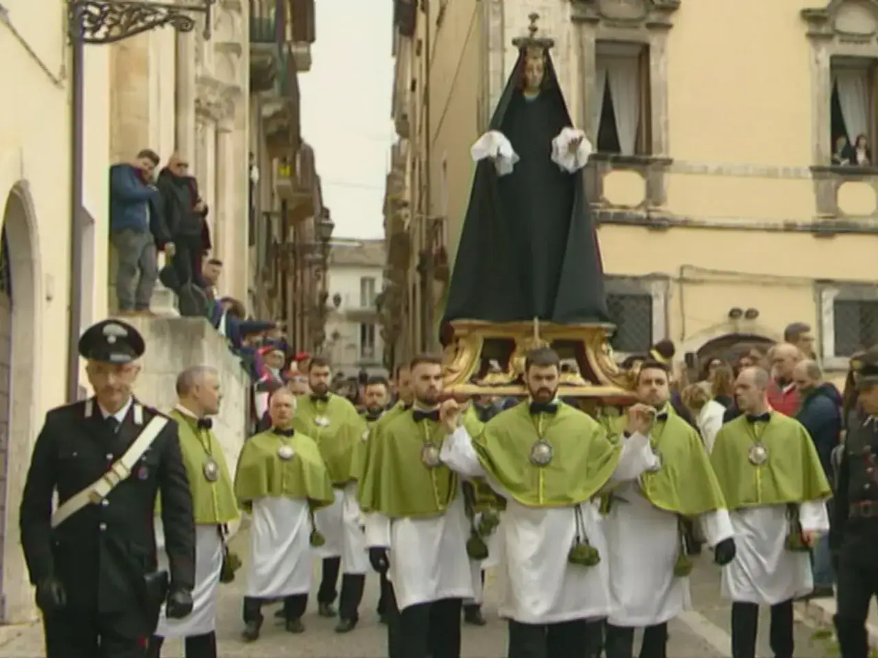 Processione religiosa con la Madonna in nero. La scena evoca il significato de 