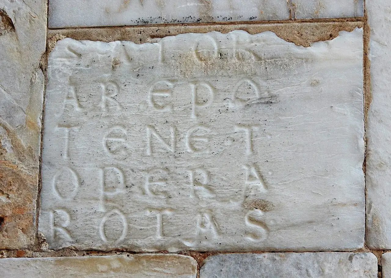 Il Quadrato del Sator, un antico palindromo inciso su marmo, svela un misterioso significato.