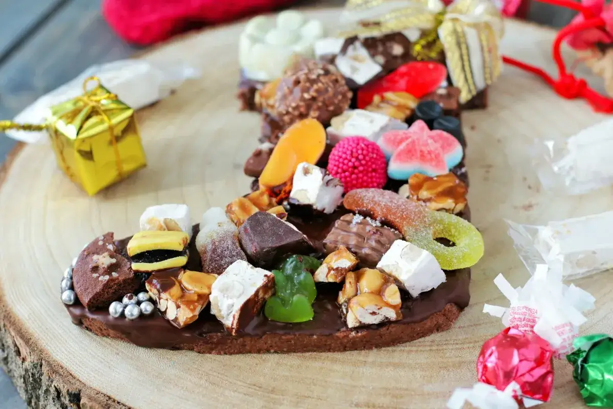 Una calza piena di dolciumi, come se la Befana vien di notte bambini, con caramelle gommose, torrone e cioccolatini.