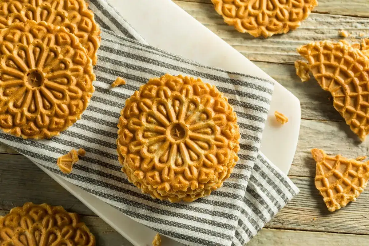 Deliziose ferratelle dolci, croccanti e decorate con un motivo floreale, pronte per essere gustate.