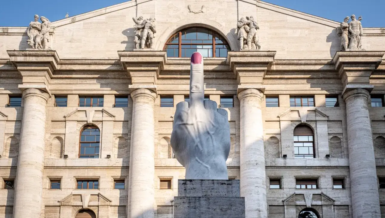 Il dito medio a Piazza Affari, opera di Cattelan, simboleggia la critica al sistema finanziario.