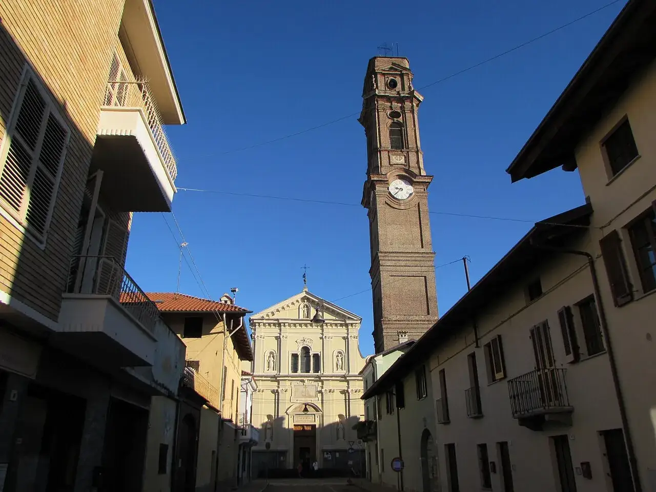 Sei di San Maurizio se riconosci questa piazza con il campanile e la chiesa.