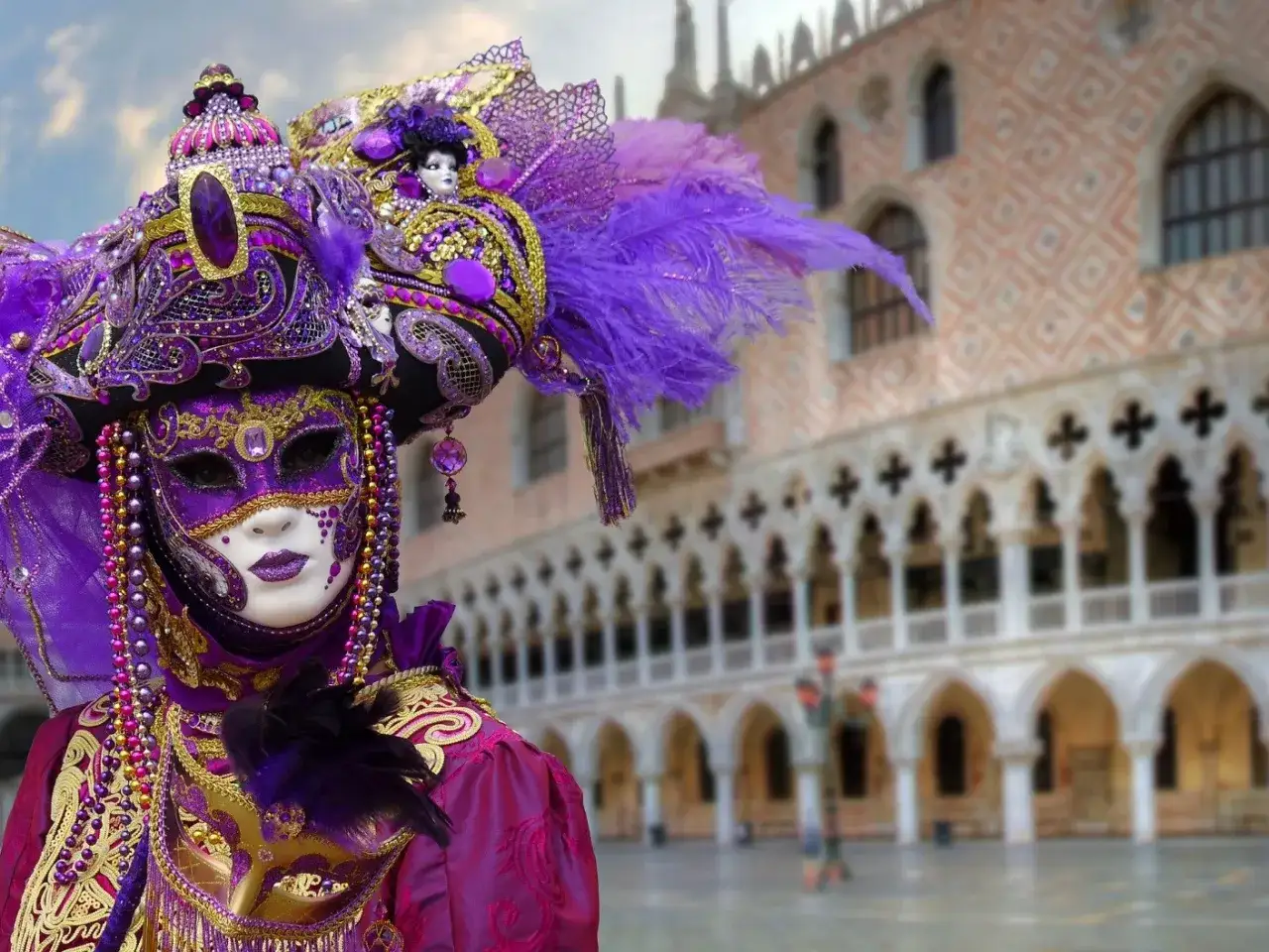 Una maschera di carnevale veneziana, ricca di storia, con piume viola e oro, sullo sfondo del Palazzo Ducale.