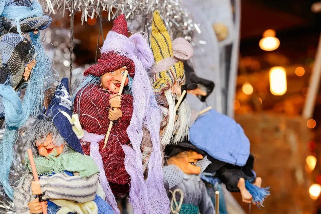 Befane napoletane con scope e cappelli colorati, pronte per la festa.