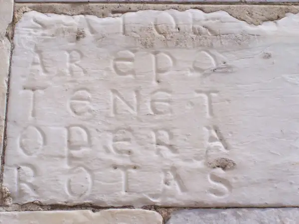 Sator, Tenet, Opera, Rotas. Il significato di questo antico palindromo latino, inciso su pietra, è un mistero affascinante.