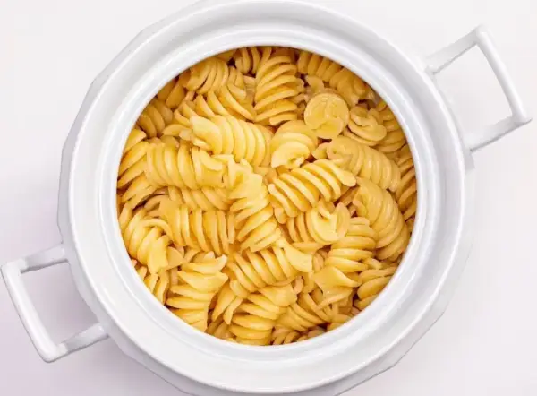 Fusilli conditi con olio e parmigiano, un classico piatto di pasta in bianco, perfetto per un pranzo veloce a Milano.