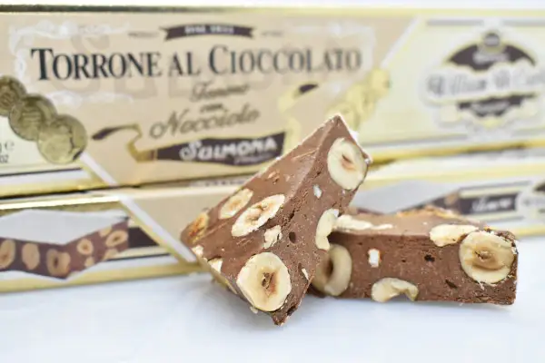 Torrone al cioccolato con nocciole, uno dei dolci tipici di Sulmona, in confezione dorata.