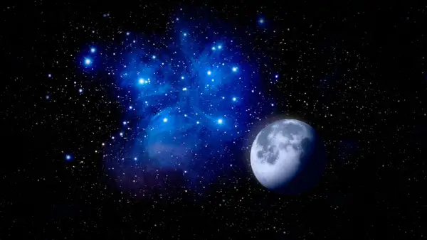 La luna splende tra le stelle e una nebulosa blu, un'immagine cosmica di sole, luna e stelle.