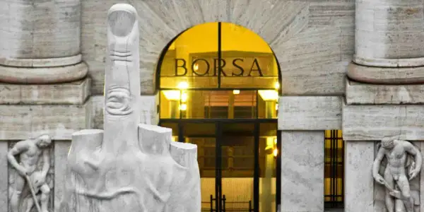 Il dito medio di Maurizio Cattelan davanti a Palazzo Mezzanotte, sede della Borsa di Milano, simboleggia la sua critica al mondo finanziario.