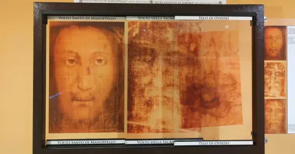 Volto Santo di Manoppello, Volto della Sacra Sindone e Telo di Oviedo affiancati, un confronto visivo di immagini sacre.