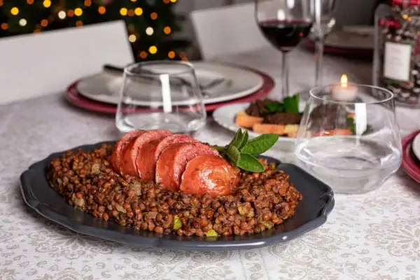 Lenticchie e salsiccia, un classico delle tradizioni di Capodanno per augurare prosperità.