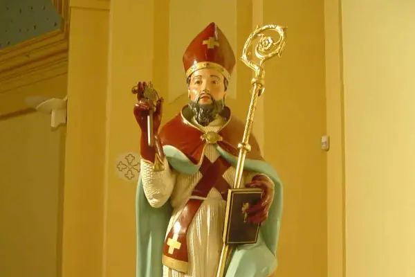 Statua di San Biagio, santo protettore della gola, con mitra, pastorale e libro.