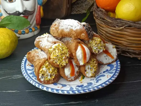 Cannoli siciliani, una ricetta golosa con crema e pistacchi. Un'esplosione di sapori autentici.
