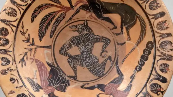 Antica ceramica greca con figura centrale di lupo mannaro, che illustra il **mannaro significato** nelle leggende.