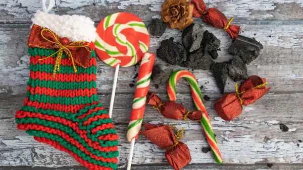 La calza della Befana, dolciumi e carbone: un'immagine che ricorda il 6 gennaio, che giorno è.