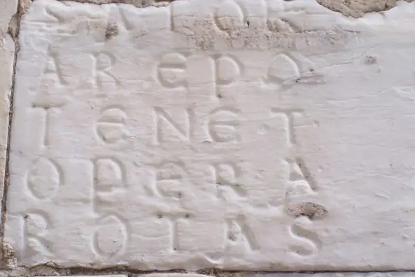 Il quadrato magico Sator, con il suo misterioso significato, inciso su pietra.