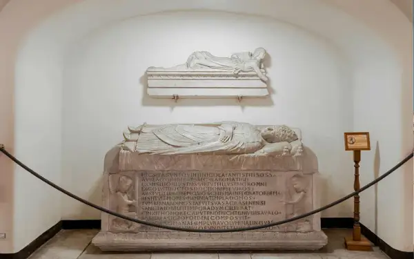 Sarcofagi scolpiti, uno con angeli, che illustrano il necropoli significato. Un'antica tomba con iscrizioni latine.