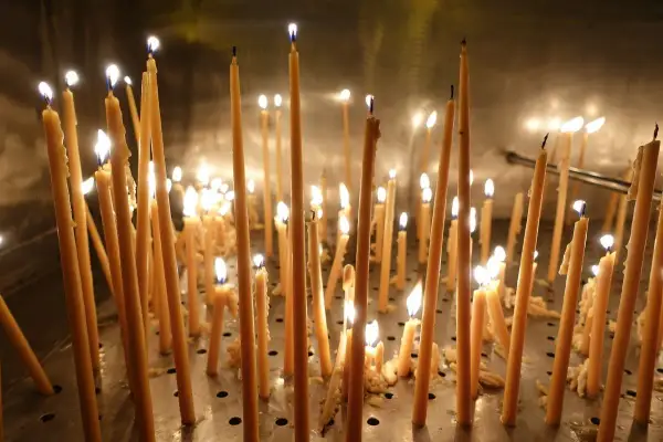 Fiammelle danzanti per il giorno della Candelora, un mare di candele accese in un luogo sacro.