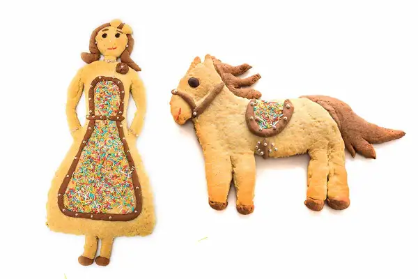 Sagoma pupa di Pasqua con cavallino, entrambi decorati con zuccherini colorati.