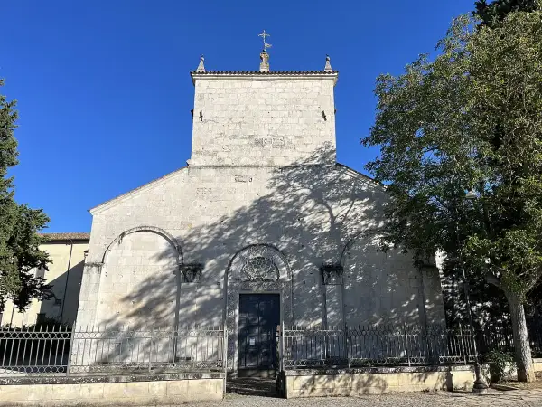 Chiesa di San Pelino a Corfinio, un'antica struttura in pietra sotto un cielo azzurro.