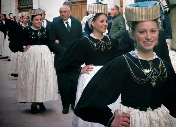 Giovani donne in sfilata con un vestito tipico abruzzese donna, con ricchi copricapi e gioielli.