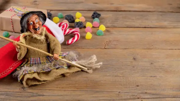 La Befana è pronta per volare, con caramelle e carbone, per il giorno dell'Epifania.
