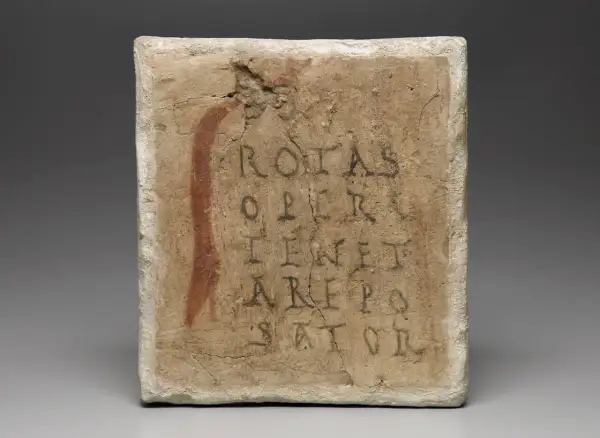 Tavoletta con il quadrato magico del Sator, un antico enigma testuale la cui traduzione è ancora dibattuta.