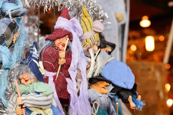 Befane napoletane con scope e cappelli colorati, pronte per la festa della Befana.