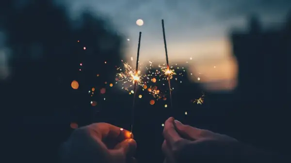 Mani che accendono scintille, un augurio di buon auspicio per le scaramanzie di Capodanno.