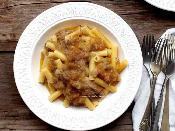 Piatto di pasta con coda di vitello alla genovese, un classico saporito.