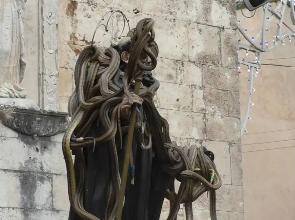 Statua ricoperta di serpenti, evocando la dea Angizia.